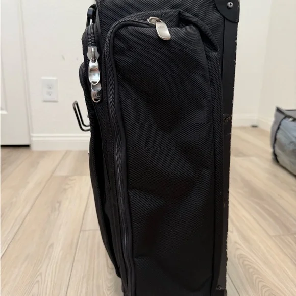 LuggageWorks Stealth Black 22'' Rolling Bag Travel Bag with Silver Details - Picture 4 of 10